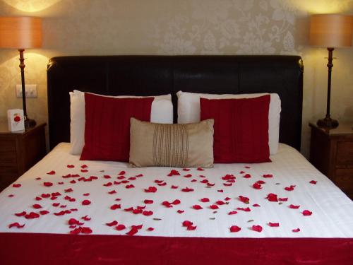 Una cama o camas en una habitación de The Hideaway At Windermere (Adults only)