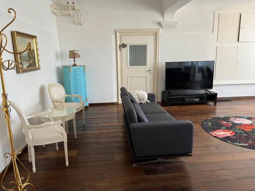 Televisyen dan/atau pusat hiburan di Schloß Hürbel Rosengarten - Suite