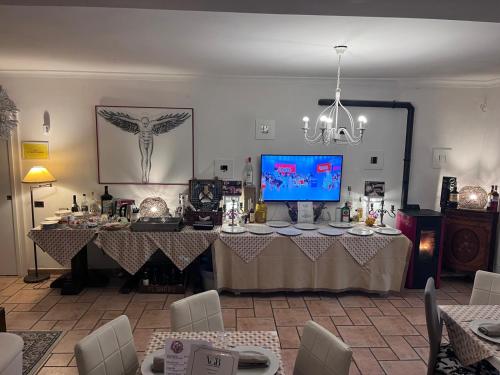 a room with a table with a tv on it at Incanto Chic B&B nelle Scuderie in Sacrofano
