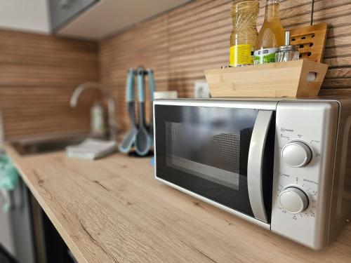 a microwave sitting on a counter in a kitchen at Miuti Residence in Triberg