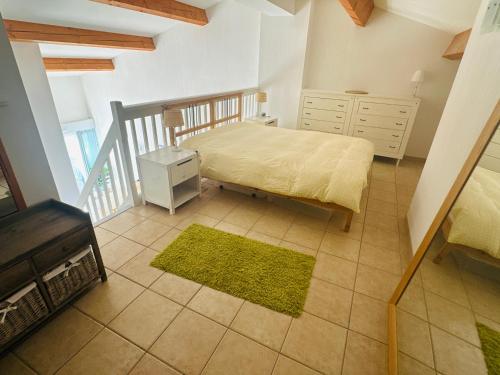 une petite chambre avec un lit et un escalier dans l'établissement L'ECUME DES VAGUES- Spacieux 3 chambres Familial Tout Confort au Calme, Climatisé et Piscine, adapté au télétravail, à Saint-Cyprien