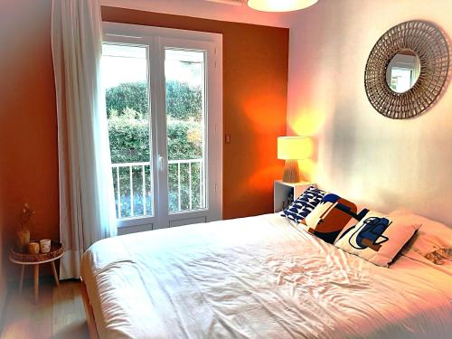 une chambre avec un grand lit et une fenêtre dans l'établissement Magnifique T3 à 100m des plages, à Carqueiranne