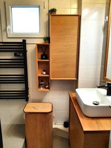 une salle de bain avec un lavabo et des toilettes et une fenêtre dans l'établissement Magnifique T3 à 100m des plages, à Carqueiranne