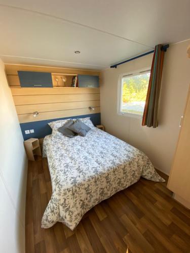 une chambre avec un lit et une fenêtre dans l'établissement Mobile home proche de Europa Park, à Boofzheim