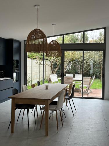 une cuisine et une salle à manger avec une table et des chaises dans l'établissement Magnifique villa à deux pas de la plage, à La Celle-sous-Gouzon