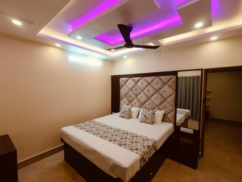 Sujoy's Home Stay Belur Mathにあるベッド