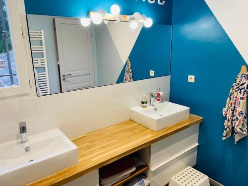 une salle de bain avec deux lavabos et un miroir dans l'établissement Superbe villa provençale, à Ventabren