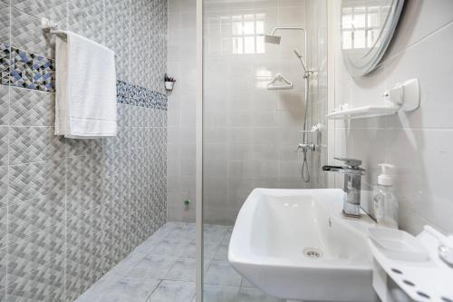 Ένα μπάνιο στο Résidence Confort trois Appartements huit Voyageurs à Baguida