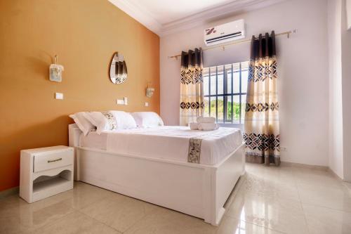 Ένα ή περισσότερα κρεβάτια σε δωμάτιο στο Résidence Confort trois Appartements huit Voyageurs à Baguida