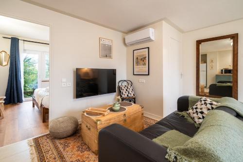 Televisyen dan/atau pusat hiburan di MonAppart'Hôtel - Appartement Lumineux avec Clim et Parking