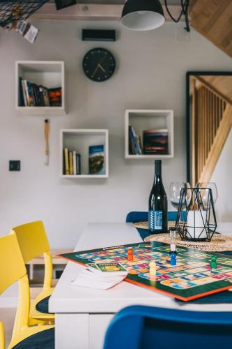 a room with a table with a clock on the wall at CsakAkali in Balatonakali