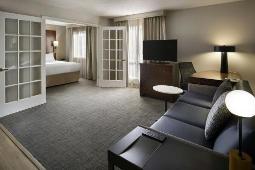una camera d'albergo con un divano e un letto di Residence Inn Pleasant Hill Concord a Pleasant Hill