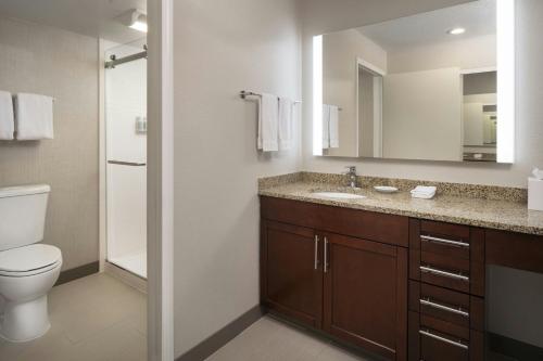 un bagno con un water, un lavandino e uno specchio di Residence Inn Pleasant Hill Concord a Pleasant Hill