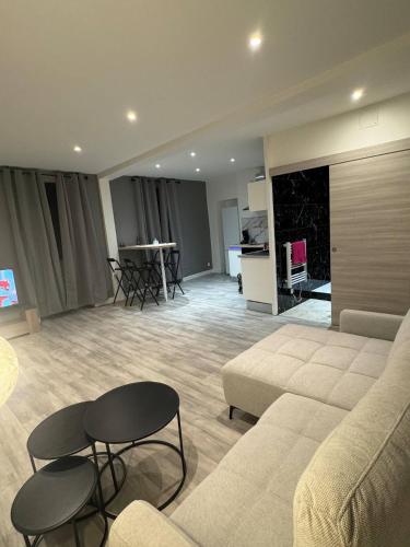 un salon avec un canapé et une table dans l'établissement le spacieux appart, à Bourg-en-Bresse