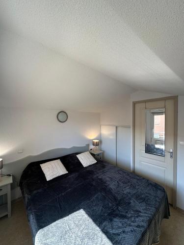 une chambre avec un grand lit dans une pièce dans l'établissement La Maison de Grazou aux Demeures du Ventoux, à Aubignan