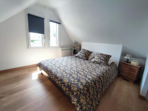 - une chambre avec un lit et 2 oreillers dans l'établissement Gîte à la campagne, à Fiquefleur-Équainville