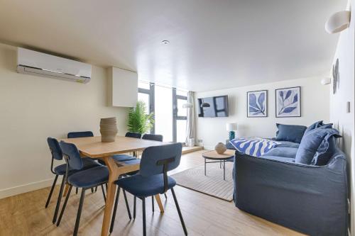 un salon avec un canapé, une table et des chaises dans l'établissement Residence - Roquette - Marais, à Paris