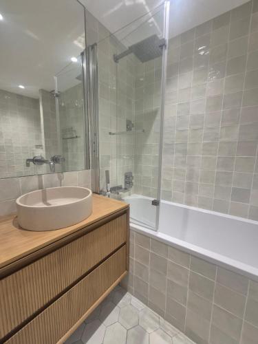 une salle de bain avec un lavabo, une douche et une baignoire dans l'établissement LA MAISON DU PETIT PORT 8mn de St Tropez Entièrement rénovée en 2025, à Cogolin