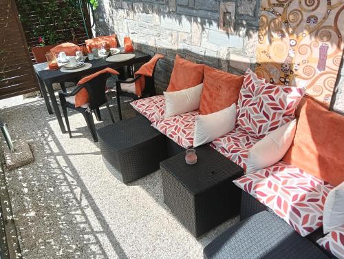 a patio with a couch and a table with chairs at CASA ELISA in Cavaglio San Donnino