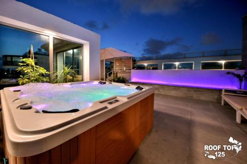 a jacuzzi tub on the roof of a house at פנטהאוז 125 - פנטהאוז, דירת אירוח וגג מהמם לאירועים עם בריכה וגקוזי in Nahariyya