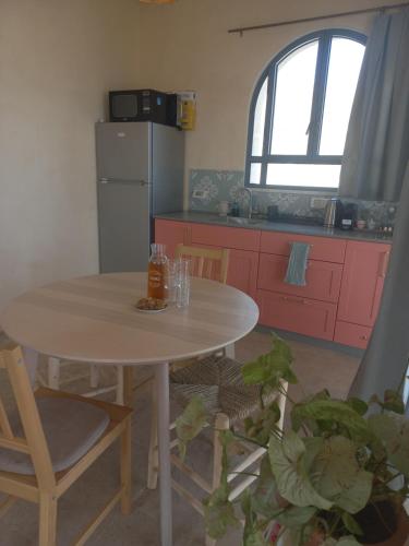 Una cocina o zona de cocina en ים ומדבר