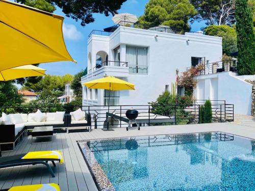 Beautiful 5 bedroom villa with direct sea view