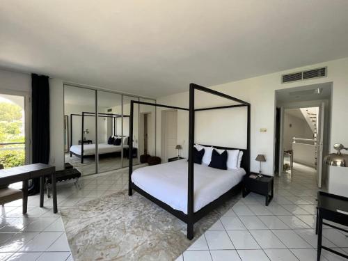 - une chambre avec deux lits, un bureau et un piano dans l'établissement Beautiful 5 bedroom villa with direct sea view, à Antibes