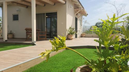 a house with a yard with green grass at בית האורחים - צימר גלילי בין שדות ונחלים in Sede Neẖemya