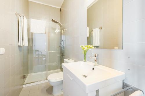 ポルトにあるHey Apartments Cの洗面台とトイレを備えた白いバスルーム