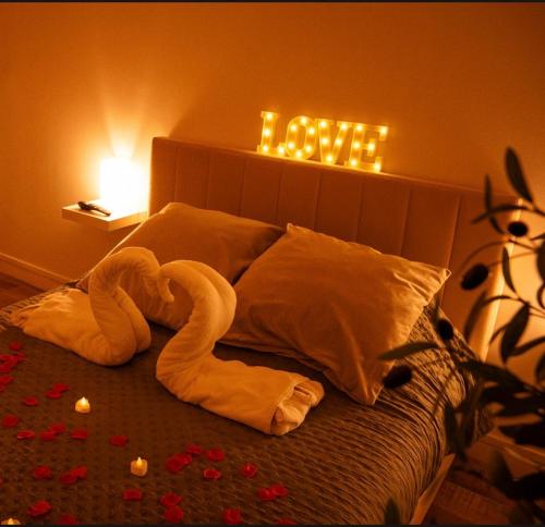 d'un lit avec deux cygnes sur le dessus dans l'établissement La Suite Delma, à Neuilly-Plaisance