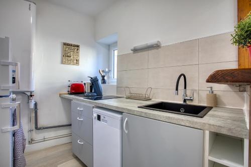une cuisine avec un évier et un plan de travail dans l'établissement 2 pièces, charmant, central, climatisé,