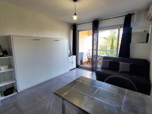 - un salon avec un grand tableau blanc au milieu dans l'établissement Studio climatisé proche de la plage de Sainte Asile, à Saint-Mandrier-sur-Mer