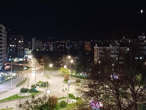Una vista general de Skopie o una vista desde la ciudad tomada desde el departamento