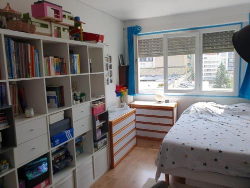 - une chambre avec un lit, un bureau et des étagères dans l'établissement Large 100 m2 apartment in Paris 14th arrondissement, à Paris
