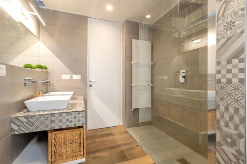 a bathroom with a sink and a shower at CASA ANTO - Charming apartment 50 meters from the beach in Alghero