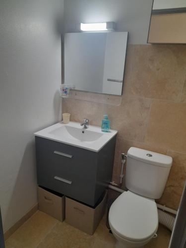 une salle de bain avec des toilettes blanches et un lavabo dans l'établissement A 3 minutes à pied de la plage, au Grau-du-Roi