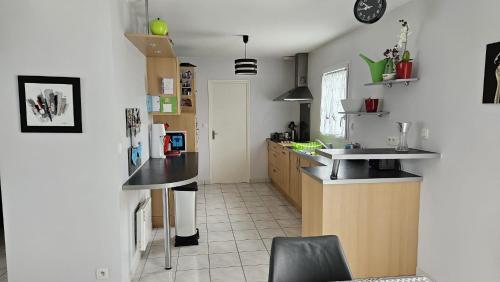 une cuisine avec un évier et un plan de travail dans l'établissement Maison proche de Rennes, 3-4 chambres, jardin, à Laillé