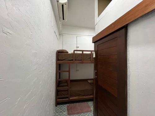 Palanda nebo palandy na pokoji v ubytování FIN Street Hostel