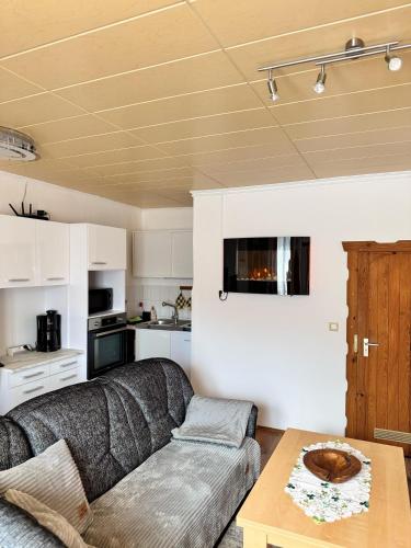 un soggiorno con un divano e un tavolo di Ferienwohnung Neubert a Leutenberg