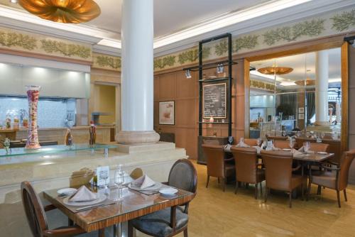 a dining room with tables and chairs in a restaurant at Sheraton Dammam Hotel & Convention Centre in Dammam