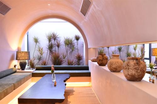 a living room with vases on display on a table at Shanheli wabi Sabi Natural Wind Hotel Chenghai Branch in Shantou