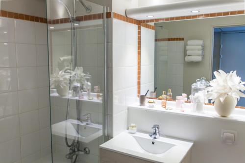 A bathroom at HOTEL DU PARC Roissy Villepinte - Parc des Expositions