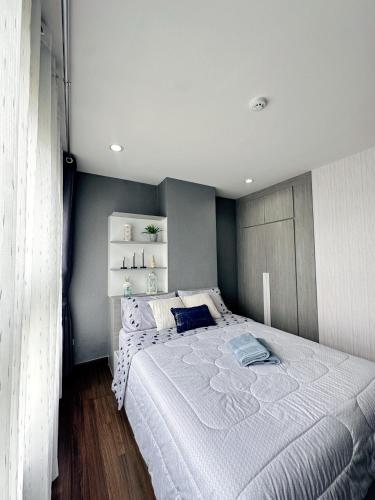 a bedroom with a large white bed in a room at The City Hatyai D61 in Sathani Khlong Rian