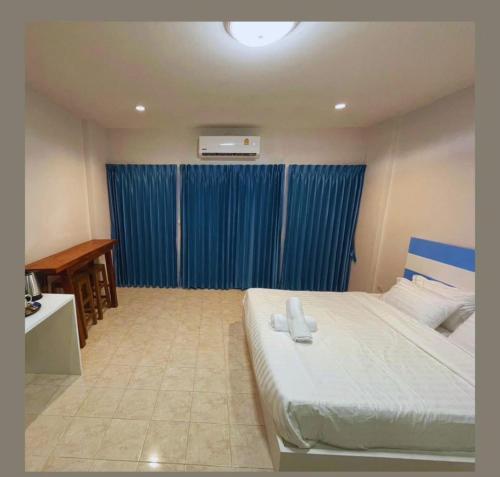 a hotel room with a bed and a desk and a bed sidx sidx sidx sidx at Elements Residence Samui in Koh Samui 