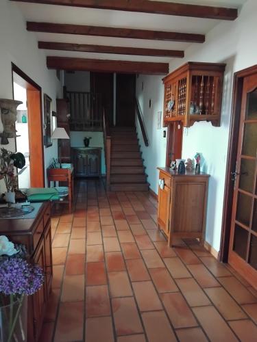 Il comprend un salon avec un escalier et du carrelage. dans l'établissement La maison des PICOUNETS, à Sarrians