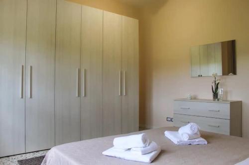 Katil atau katil-katil dalam bilik di Tuscan Welcome - Elegant Apartment with Balcony