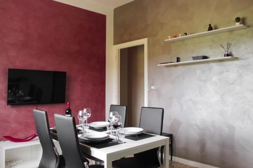 Televisyen dan/atau pusat hiburan di Tuscan Welcome - Elegant Apartment with Balcony