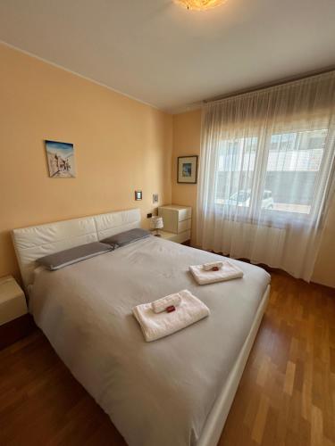 Un dormitorio con una cama grande con toallas. en Daisy house, en Trieste