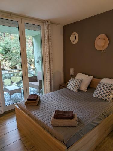 une chambre avec un lit avec deux serviettes dessus dans l'établissement 2 pièces, terrasses, place de parking en sous-sol, picentre saint gely du fesc, à Saint-Gély-du-Fesc