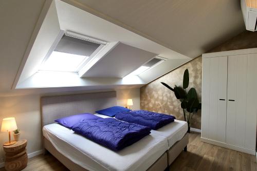 En eller flere senge i et værelse på Sealoft appartement Vrouwenpolder